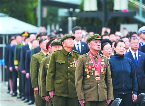 这是9月18日拍摄的“勿忘九一八”撞钟鸣警仪式现场本专题图片均由新华社发